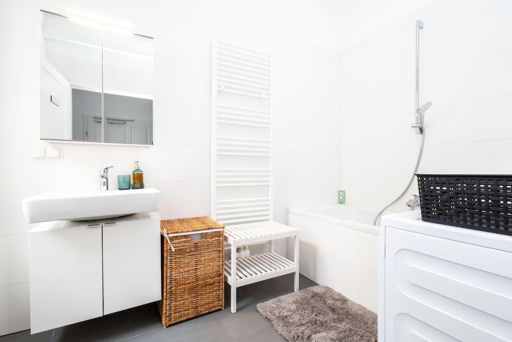 Orestaliving - 2br On The Danube Canal Appartement *